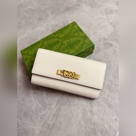 Новейшая модель Gucci — кошелек с двойным G-образным замком и баб