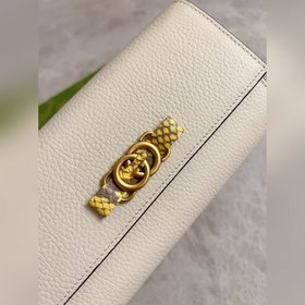 Новейшая модель Gucci — кошелек с двойным G-образным замком и баб