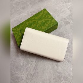 Новейшая модель Gucci — кошелек с двойным G-образным замком и баб