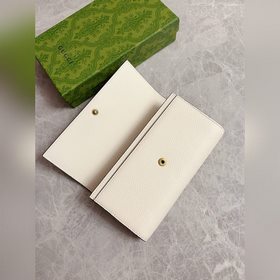 Новейшая модель Gucci — кошелек с двойным G-образным замком и баб