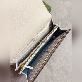 Новейшая модель Gucci — кошелек с двойным G-образным замком и бан