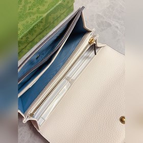 Новейшая модель Gucci — кошелек с двойным G-образным замком и бан