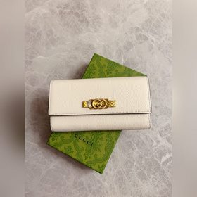 Новейшая модель Gucci — кошелек с двойным G-образным замком и бан