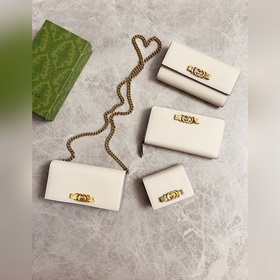 Новейшая модель Gucci — кошелек с двойным G-образным замком и бан