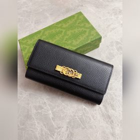 Новейшая модель Gucci — кошелек с бабочкой из змеиной кожи с двой