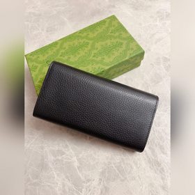 Новейшая модель Gucci — кошелек с бабочкой из змеиной кожи с двой