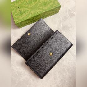 Новейшая модель Gucci — кошелек с бабочкой из змеиной кожи с двой