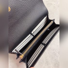 Новейшая модель Gucci — кошелек с бабочкой из змеиной кожи с двой