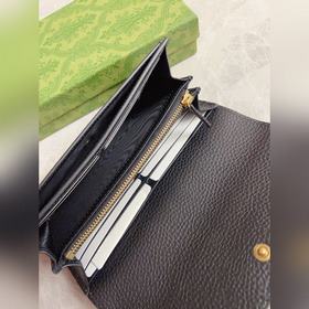 Новейшая модель Gucci — кошелек с бабочкой из змеиной кожи с двой