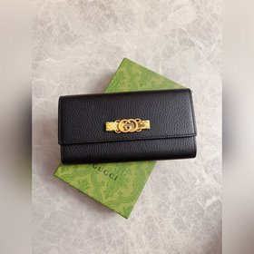 Новейшая модель Gucci — кошелек с бабочкой из змеиной кожи с двой