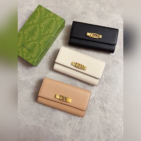 Новейшая модель Gucci — кошелек с бабочкой из змеиной кожи с двой