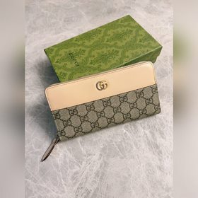 Новейший кошелек Gucci изготовлен из бежевой и черной ткани GG Su