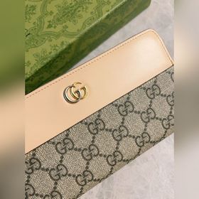 Новейший кошелек Gucci изготовлен из бежевой и черной ткани GG Su