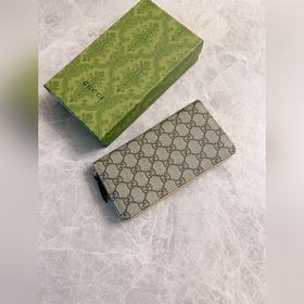 Новейший кошелек Gucci изготовлен из бежевой и черной ткани GG Su