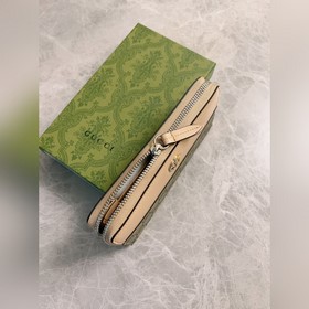 Новейший кошелек Gucci изготовлен из бежевой и черной ткани GG Su