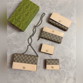 Новейший кошелек Gucci изготовлен из бежевой и черной ткани GG Su