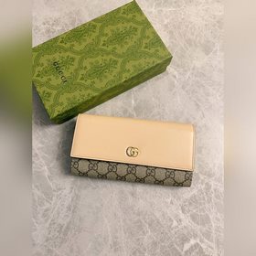 Новейший кошелек Gucci изготовлен из бежевой и черной ткани GG Su