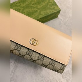Новейший кошелек Gucci изготовлен из бежевой и черной ткани GG Su