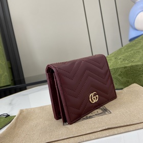 Карман для карт из серии GG Marmont. Как и другие оттенки бордово