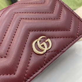 Карман для карт из серии GG Marmont. Как и другие оттенки бордово