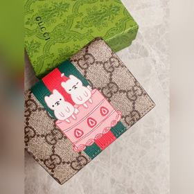 Новинка от Gucci! Карман для карт с камуфляжным рисунком и кожа и