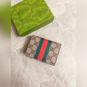 Новинка от Gucci! Карман для карт с камуфляжным рисунком и кожа и