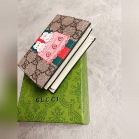 Новинка от Gucci! Карман для карт с камуфляжным рисунком и кожа и