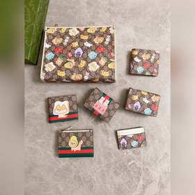 Новинка от Gucci! Карман для карт с камуфляжным рисунком и кожа и
