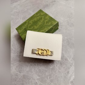 Новейшая модель Gucci — маленький кошелек с бантиком из змеиной к