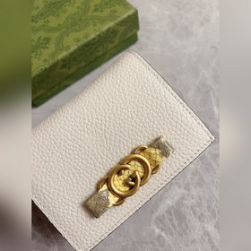 Новейшая модель Gucci — маленький кошелек с бантиком из змеиной к