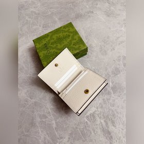 Новейшая модель Gucci — маленький кошелек с бантиком из змеиной к