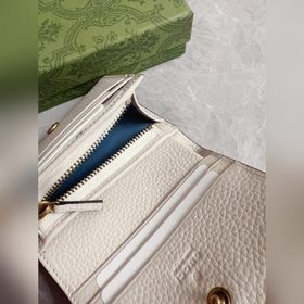 Новейшая модель Gucci — маленький кошелек с бантиком из змеиной к