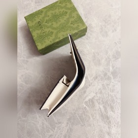 Новейшая модель Gucci — маленький кошелек с бантиком из змеиной к
