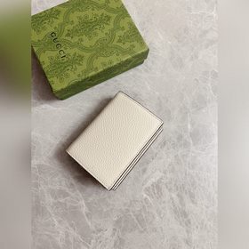 Новейшая модель Gucci — маленький кошелек с бантиком из змеиной к