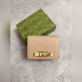 Новейшая модель Gucci — маленький кошелек с бантиком из змеиной к