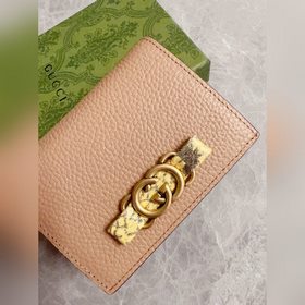 Новейшая модель Gucci — маленький кошелек с бантиком из змеиной к