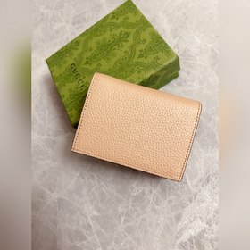 Новейшая модель Gucci — маленький кошелек с бантиком из змеиной к