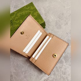 Новейшая модель Gucci — маленький кошелек с бантиком из змеиной к