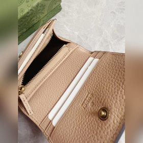 Новейшая модель Gucci — маленький кошелек с бантиком из змеиной к