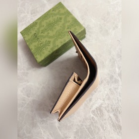 Новейшая модель Gucci — маленький кошелек с бантиком из змеиной к