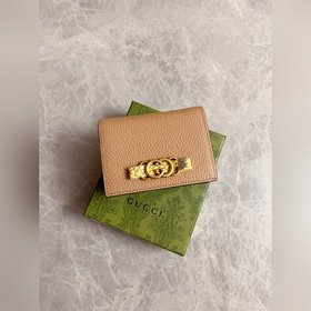 Новейшая модель Gucci — маленький кошелек с бантиком из змеиной к
