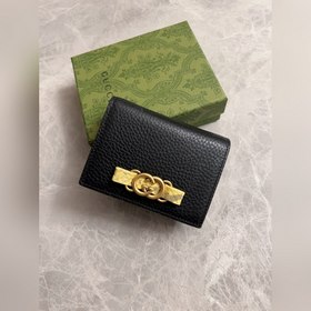 Новейшая модель Gucci — маленький кошелек с бантиком из змеиной к