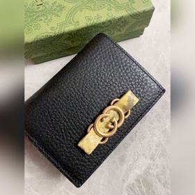 Новейшая модель Gucci — маленький кошелек с бантиком из змеиной к
