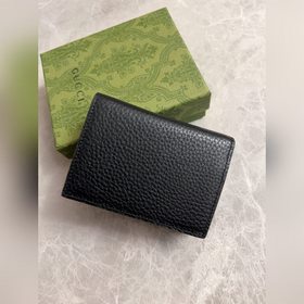 Новейшая модель Gucci — маленький кошелек с бантиком из змеиной к