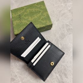 Новейшая модель Gucci — маленький кошелек с бантиком из змеиной к