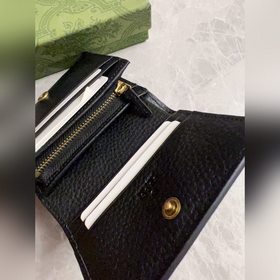 Новейшая модель Gucci — маленький кошелек с бантиком из змеиной к