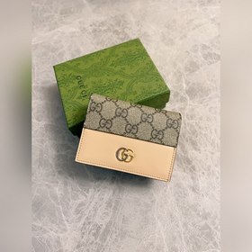 Новейший кошелек Gucci изготовлен из бежевой и черной ткани GG Su