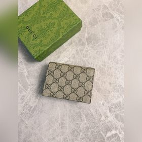 Новейший кошелек Gucci изготовлен из бежевой и черной ткани GG Su