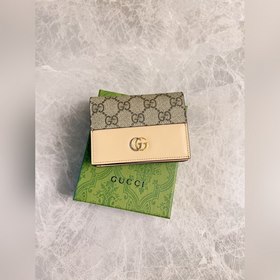 Новейший кошелек Gucci изготовлен из бежевой и черной ткани GG Su