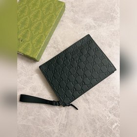 Новая серия блестящих мужских сумок Gucci из черного каучука. Арт